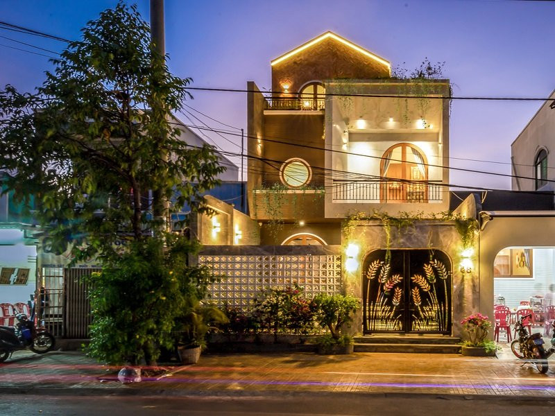 Mẫu nhà xây theo phong cách Địa Trung Hải pha với hiện đại. Nét mềm mại cùng cá tính khiến ai cũng phải trầm trồ. 