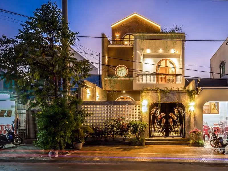 Mẫu nhà xây theo phong cách Địa Trung Hải pha với hiện đại. Nét mềm mại cùng cá tính khiến ai cũng phải trầm trồ. 