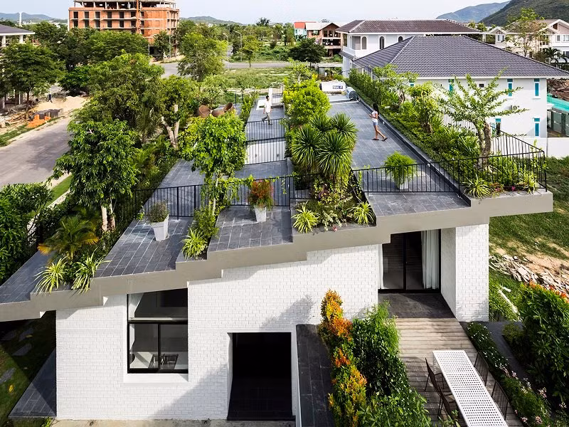 Căn nhà với phần mái được biến tấu thành một khu vườn cây xanh. Việc này giúp trực tiếp hạ nhiệt cho ngôi nhà khi nắng nóng. Tuy nhiên cần phải xử lý chống thấm, thoát nước thật tốt để không làm hỏng mái cũng như kết cấu ngôi nhà. 