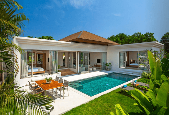 Căn biệt thự chữ L hiện đại gây ấn tượng với người nhìn nhờ phần mái độc đáo, đẹp mắt. Hệ thống cửa kính trong suốt giúp căn biệt thự có không gian mở, đón nắng, chan hòa với thiên nhiên. Khoảng không gian trống được bố trí tinh tế làm sân và hồ bơi. Tổng thể căn biệt thự tạo nên một không gian sống hiện đại, tiện nghi, sang trọng