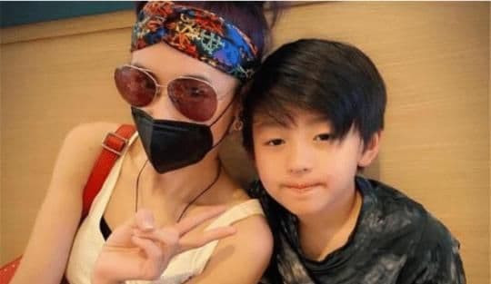 Con trai 10 tuoi cua Truong Ba Chi nghien game-Hinh-3