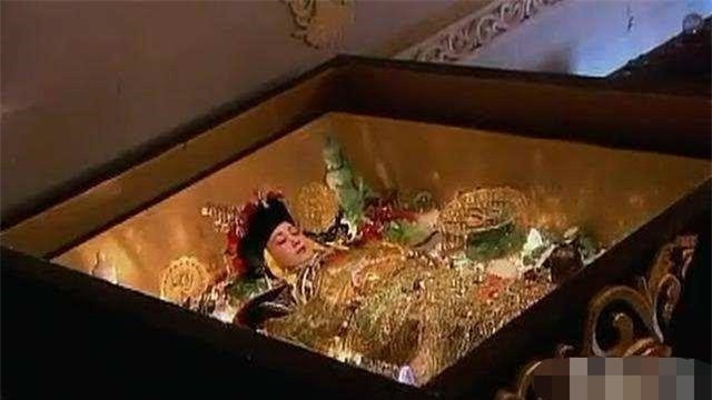 Vì sao Từ Hi Thái Hậu qua đời, 1 năm sau mới được chôn cất? - Hình 3 Vi sao Tu Hi Thai Hau qua doi, 1 nam sau moi duoc chon cat?-Hinh-3