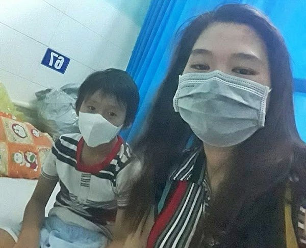 Me lim di vi Covid-19, con gai do nuoc len nguoi bac de goi day cuu me-Hinh-2