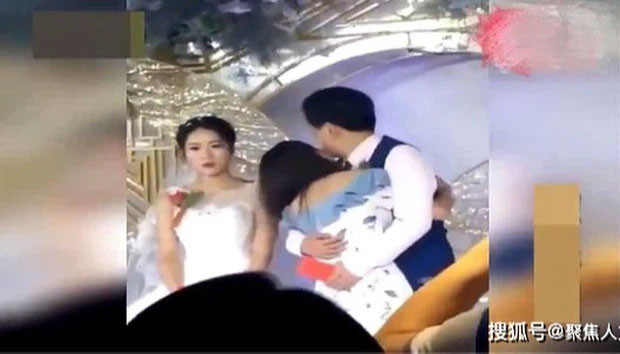 Xon xao chu re om gai la khoc nuc no va phan ung cua co dau