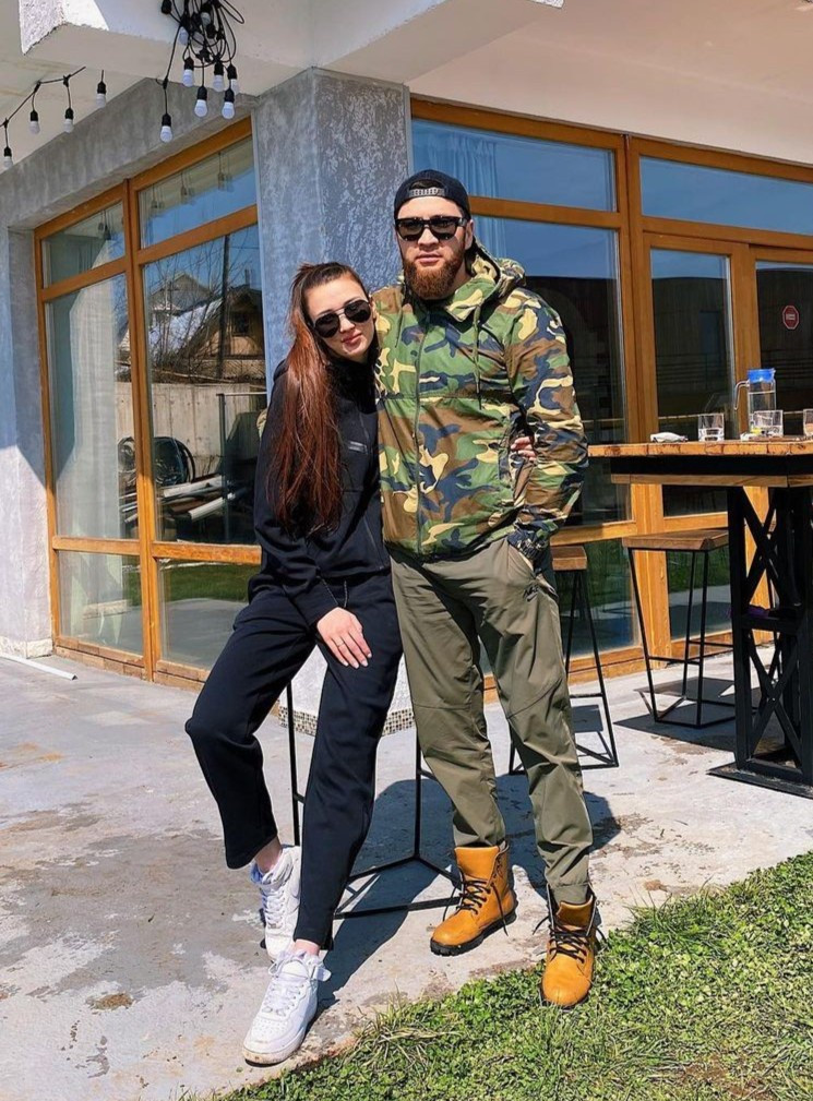  Sabina Altynbekova cho biết cô và Sayat Tostykbayev có hành trình yêu nhanh cưới vội. Cả hai về chung một nhà sau khoảng một năm quen biết, hẹn hò. Trong bài đăng mới nhất, "hoa khôi bóng chuyền" nói rằng cô được Sayat Tostykbayev ngỏ lời cầu hôn chỉ sau hai lần gặp gỡ.