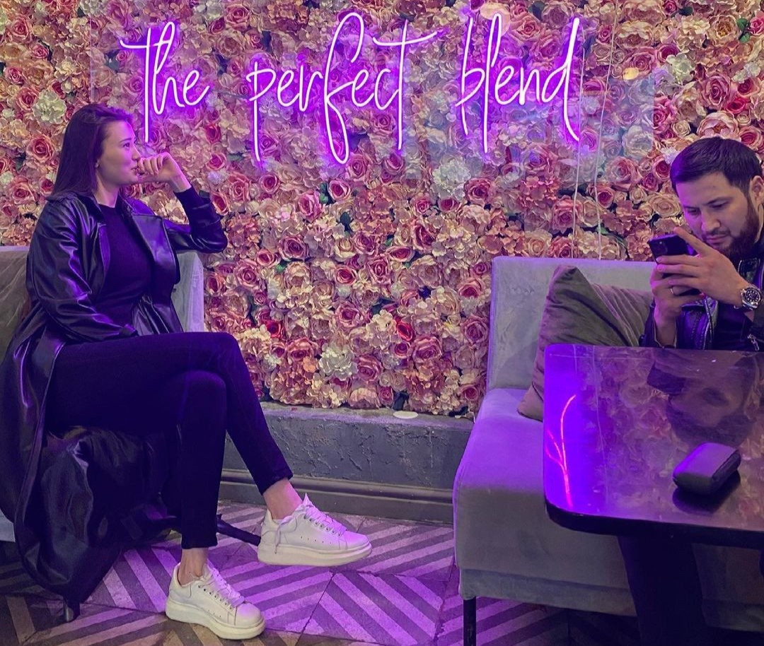 Trước khi bước vào mối quan hệ nghiêm túc, đôi trẻ đã thống nhất hạn chế công khai đời tư, chuyện tình cảm lên mạng xã hội. Đó là lý do trong hơn một năm qua, từ chuyện hẹn hò cho đến khi kết hôn, cả hai không đăng tải bất kỳ hình ảnh nào của đối phương. Sabina Altynbekova và chồng cũng chỉ mới theo dõi trang cá nhân của nhau khoảng một tháng trước.