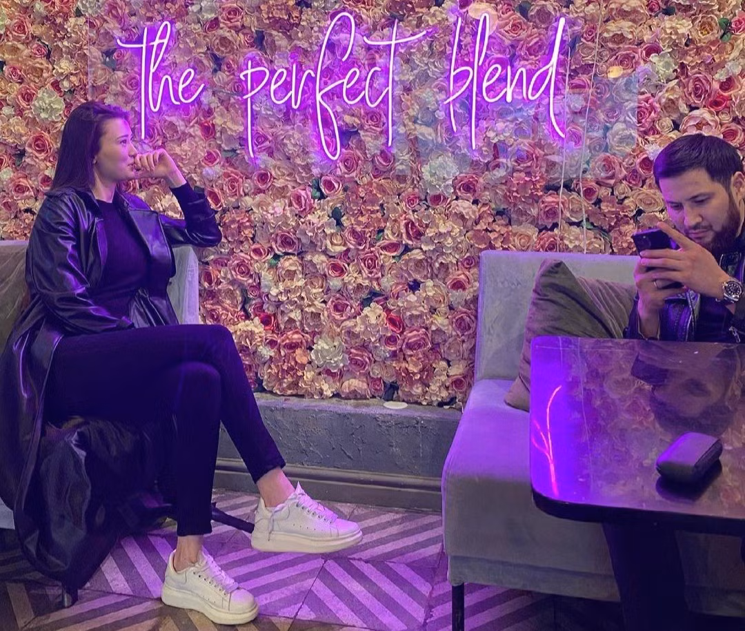 Trước khi bước vào mối quan hệ nghiêm túc, đôi trẻ đã thống nhất hạn chế công khai đời tư, chuyện tình cảm lên mạng xã hội. Đó là lý do trong hơn một năm qua, từ chuyện hẹn hò cho đến khi kết hôn, cả hai không đăng tải bất kỳ hình ảnh nào của đối phương. Sabina Altynbekova và chồng cũng chỉ mới theo dõi trang cá nhân của nhau khoảng một tháng trước.