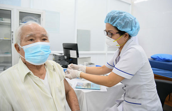 Nguoi dai thao duong khi tiem vac xin Covid-19 can luu y dieu gi?