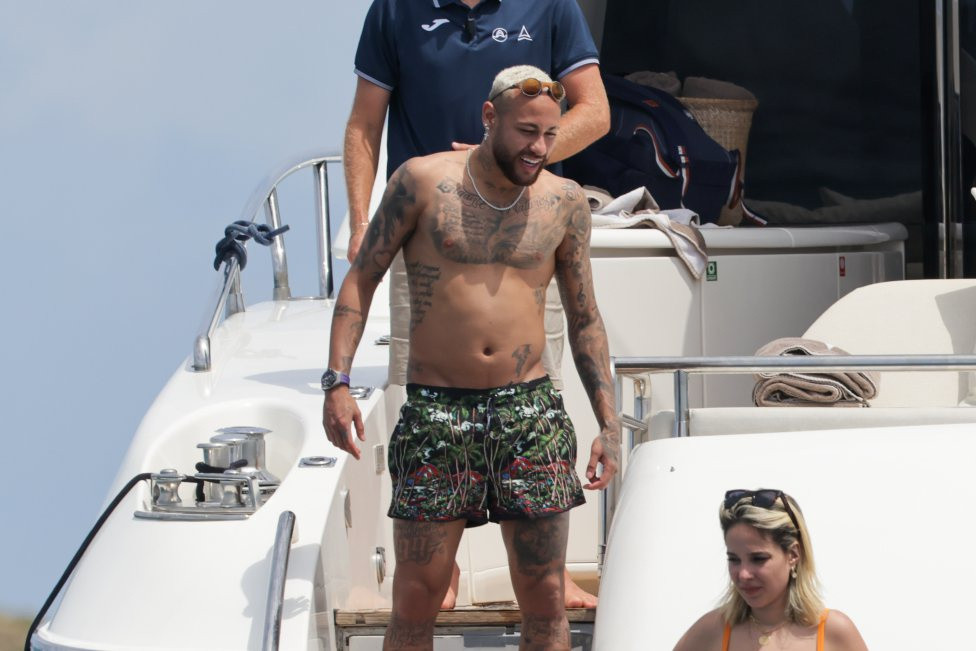 Neymar nghỉ gần hai tháng không tập luyện và thi đấu. Cuối tuần trước, Neymar mới có lần ra sân đầu tiên cho PSG ở trận gặp Reims. Anh chơi hơn một giờ đồng hồ cho PSG ở Ligue 1 trước khi nhường chỗ cho Lionel Messi.