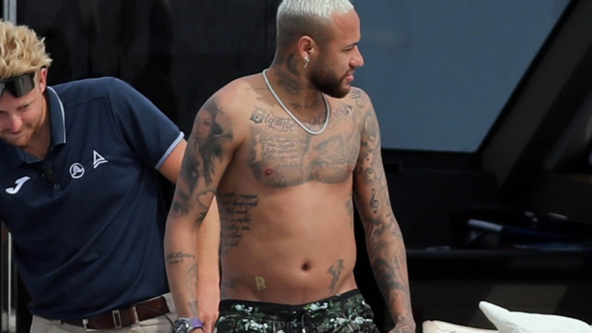 Vào tháng 8, vòng bụng của Neymar to ra khi anh đi nghỉ hè cùng bạn bè sau Copa America 2021. Ngôi sao của PSG nhận nhiều chỉ trích vì có dấu hiệu đi theo vết xe đổ của Eden Hazard, người cũng thường tăng cân sau kỳ nghỉ hè, dẫn đến thể trạng không tốt và hay gặp chấn thương.