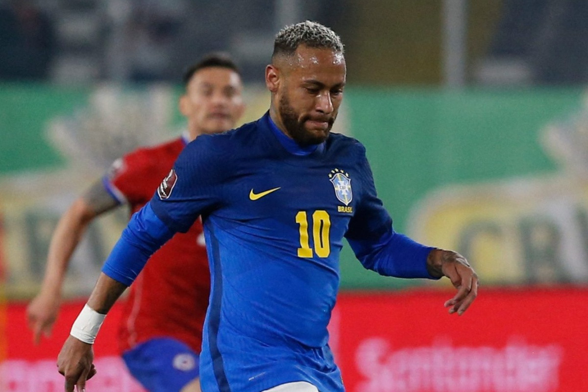 Trong trận đấu giữa Brazil với Chile diễn ra ngày 3/9 tại vòng loại World Cup 2022, Neymar bị nhiều người hâm mộ chê bai vì thân hình nặng nề. Nhiều CĐV cho rằng họ có thể thấy mỡ ở vùng bụng của cầu thủ sinh năm 1992.