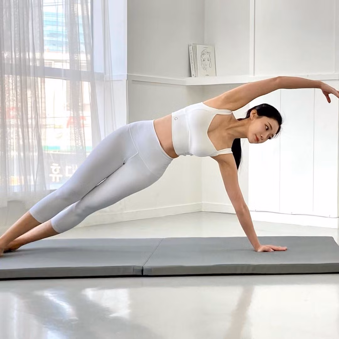 Chia sẻ trong một cuộc phỏng vấn, Yoo-seung nói rằng bắt đầu công việc tiếp viên hàng không từ năm 2014, song phải nghỉ việc sau một năm vì sức khỏe giảm sút và không thể vượt qua áp lực. Sau đó, cô chọn tập pilates để phục hồi cơ thể. Sau 2 năm kiên trì tập luyện, cô nhận được chứng chỉ để trở thành một giáo viên dạy pilates chuyên nghiệp.