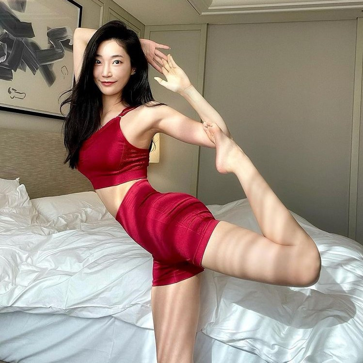 Thời gian dịch bệnh bùng phát, nhiều phòng tập đóng cửa, nữ HLV vẫn đều đặn tập luyện tại nhà. Cô dạy học viên online, đồng thời chia sẻ các bài tập hữu ích qua vlog của mình.