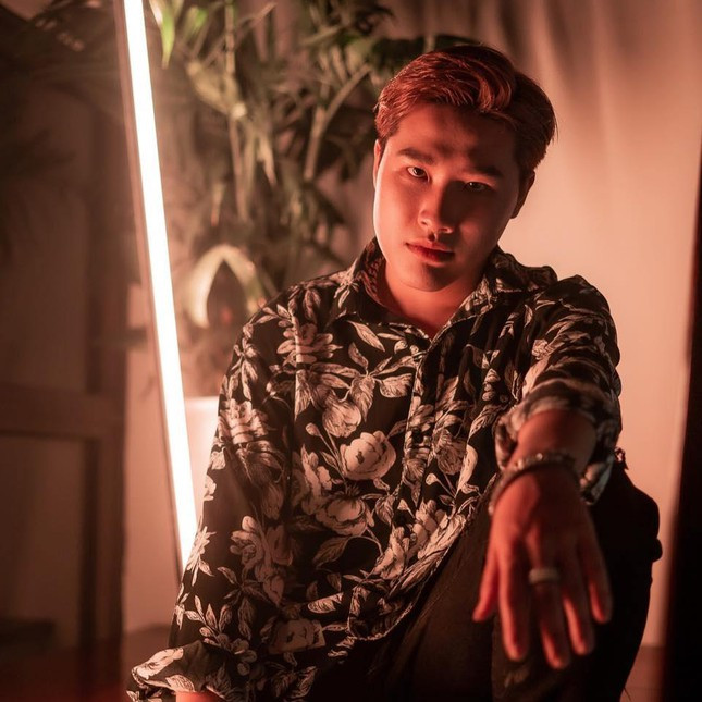 Qua đó, anh chàng 9X muốn truyền tải tới người nghe thông điệp: “Hãy thay đổi tư duy khi hoạt động trên không gian mạng nửa ảo nửa thật, đừng vội vàng phán xét và buông những lời lẽ cay độc tới người khác”. Đây là sản phẩm chàng rapper đặt khá nhiều hy vọng và tâm huyết để hoàn thành.