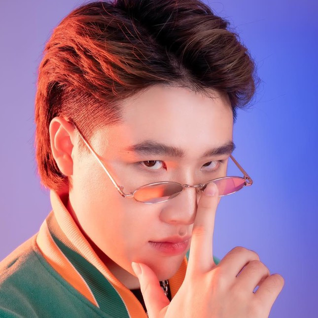 Deus Tiến Đạt là chủ nhân của một số ca khúc đình đám, điển hình là Bông hoa chẳng thuộc về ta, Bài ca thuốc lào, Tệ quá đi thôi,... Ngoài ra anh cũng từng là thành viên của Band nhạc Trắng năm 2018; cùng hợp tác sản xuất sản phẩm 7 tỷ người; diễn viên trong series phim Biệt đội Loa Kèn của Việt Johan,…