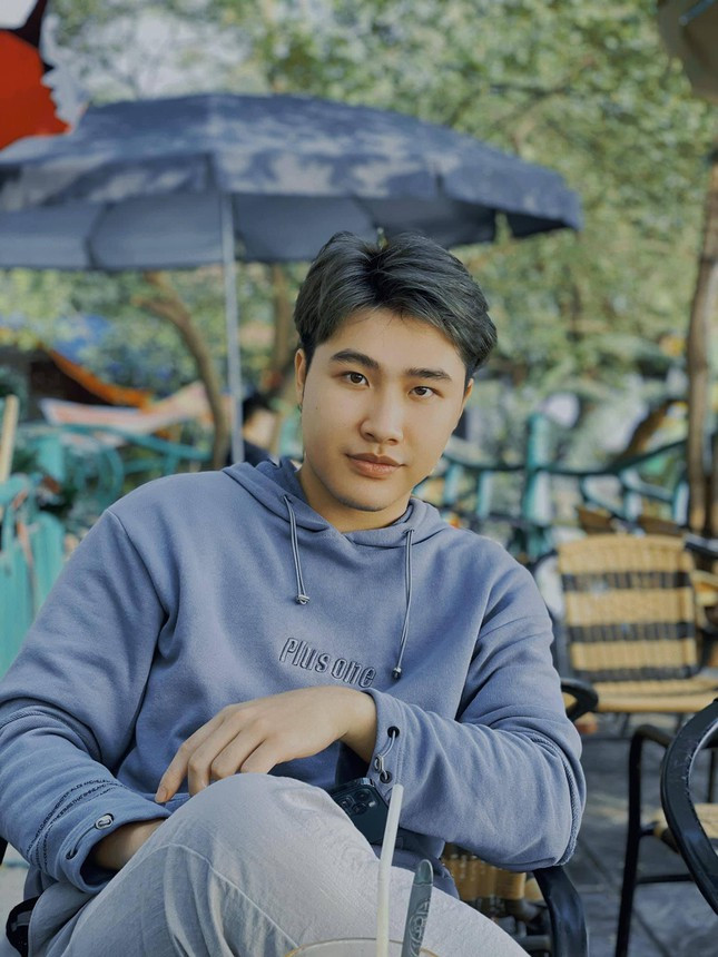 Chỉ còn ít ngày nữa, chàng trai 9X đa tài sẽ cho ra mắt một sản phẩm mới mang tên “Giang cư mận” (đây là cách nói lái của cụm từ “cư dân mạng”). Deus Tiến Đạt chia sẻ: “Đây là một sản phẩm rap do mình cộng tác với bạn producer Onderbi để sản xuất. Nội dung của tác phẩm này nói về những người không có chính kiến, bị “dắt mũi” trên mạng xã hội, được mình gọi là những NPC (Non - Player character).”