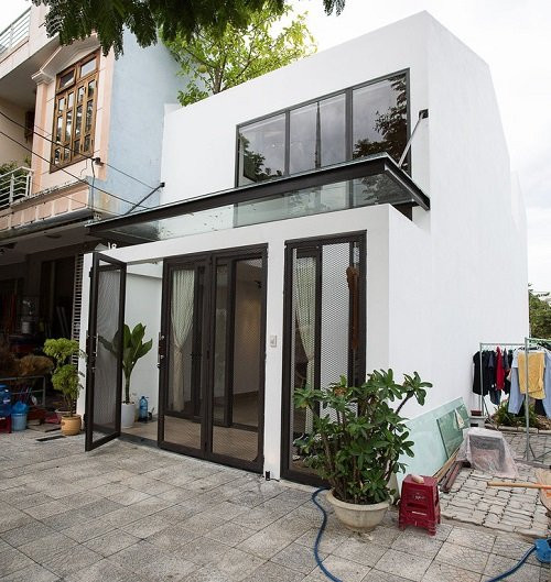 Can nha ong 2 tang voi khoang vuon xanh mat khien ai cung me man