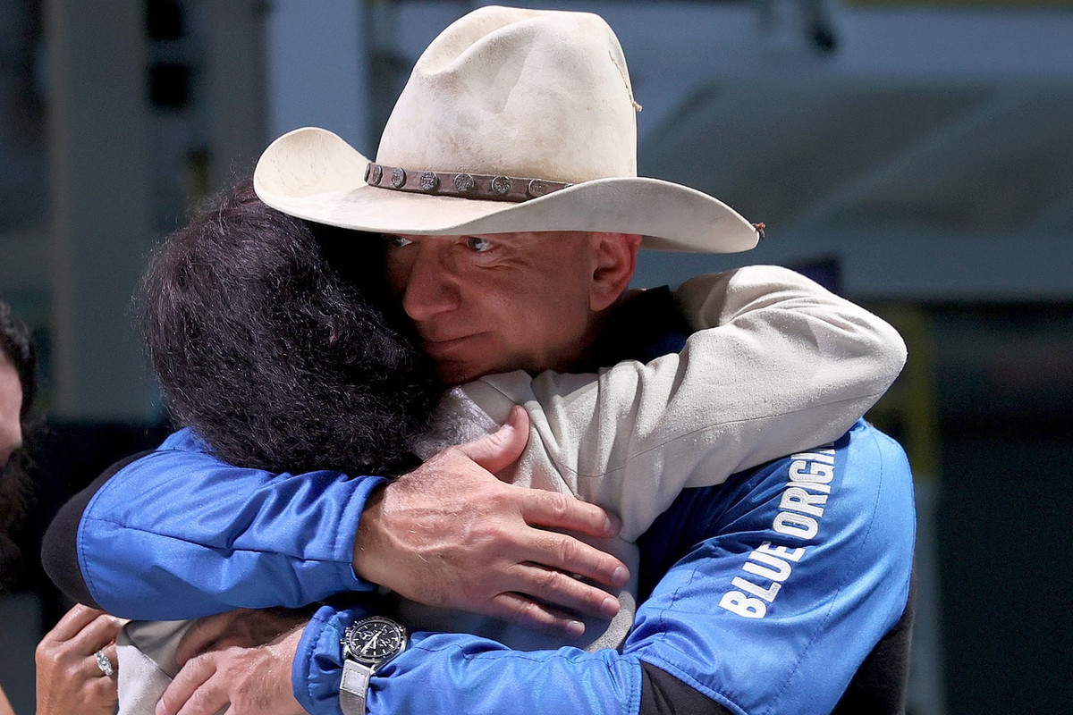 Mẫu đồng hồ đồng hành cùng tỷ phú Jeff Bezos đã có những chỉnh sửa về thẩm mỹ sao cho phù hợp với sự kiện. Speedmaster mà Jeff Bezos và phi hành đoàn sử dụng có ốp lưng khắc tên người đeo, số chuyến bay và phù hiệu lông vũ của Blue Origin.