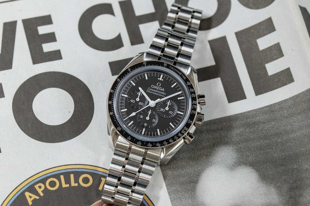 Thiết bị có khả năng chống nước 50 m. Ở mức này, bạn có thể đeo Speedmaster Moonwatch khi tắm hoặc đi mưa. Bên cạnh đó, mẫu đồng hồ không thể đồng hành cùng người dùng khi đi bơi hoặc lặn.