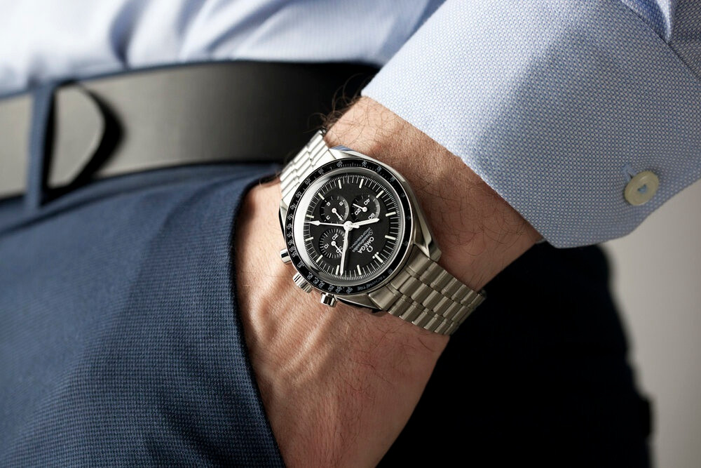 Mẫu đồng hồ có 3 loại dây đeo như nylon đen, dây da hoặc thép không gỉ để người mua lựa chọn. Tùy từng phong cách, phái mạnh có thể cân nhắc thay đổi, chọn lựa dây đeo. Những chàng trai theo đuổi hình tượng hiện đại, năng động nên ưu tiên dây nylon. Trong khi đó, quai đeo bằng thép không gỉ và dây da hợp với phong cách thanh lịch, tinh tế.