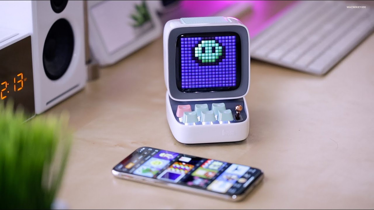 Loa bluetooth Divoom DiToo có công suất 10 W, kiểu dáng mô phỏng máy tính cổ với nút điều khiển giống bàn phím cơ. Thiết bị có màn hình LED 256 điểm ảnh, 16 triệu màu, kết nối với smartphone để hiện giờ, biểu tượng cảm xúc, ảnh động hoặc thông báo. Loa cũng hỗ trợ phát nhạc qua thẻ nhớ microSD, sạc bằng cổng USB-C, tích hợp một số game để giải trí. Giá của Divoom DiToo khoảng 1,5 triệu đồng. Ảnh: Michael Nguyen.