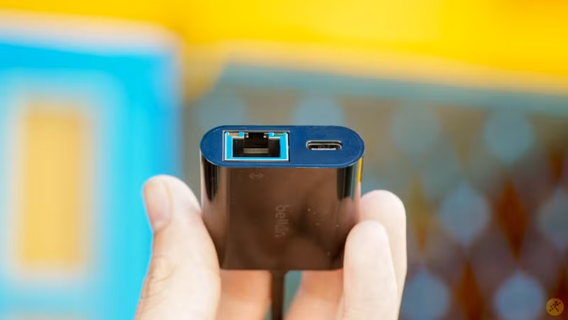  Belkin INC001 sẽ chuyển cổng USB-C trên laptop, tablet sang Ethernet 1.000 Mbps để cắm mạng dây, phòng trường hợp Wi-Fi chập chờn hoặc router bị lỗi nhưng chưa thể khắc phục. Thiết bị của Belkin có đèn báo tín hiệu, tính năng plug-and-play (cắm và sử dụng ngay, không cần cài driver) và cổng USB-C Power Delivery 60 W. Giá của phụ kiện này khoảng 700.000-800.000 đồng. Ảnh: ElectroDealPro.