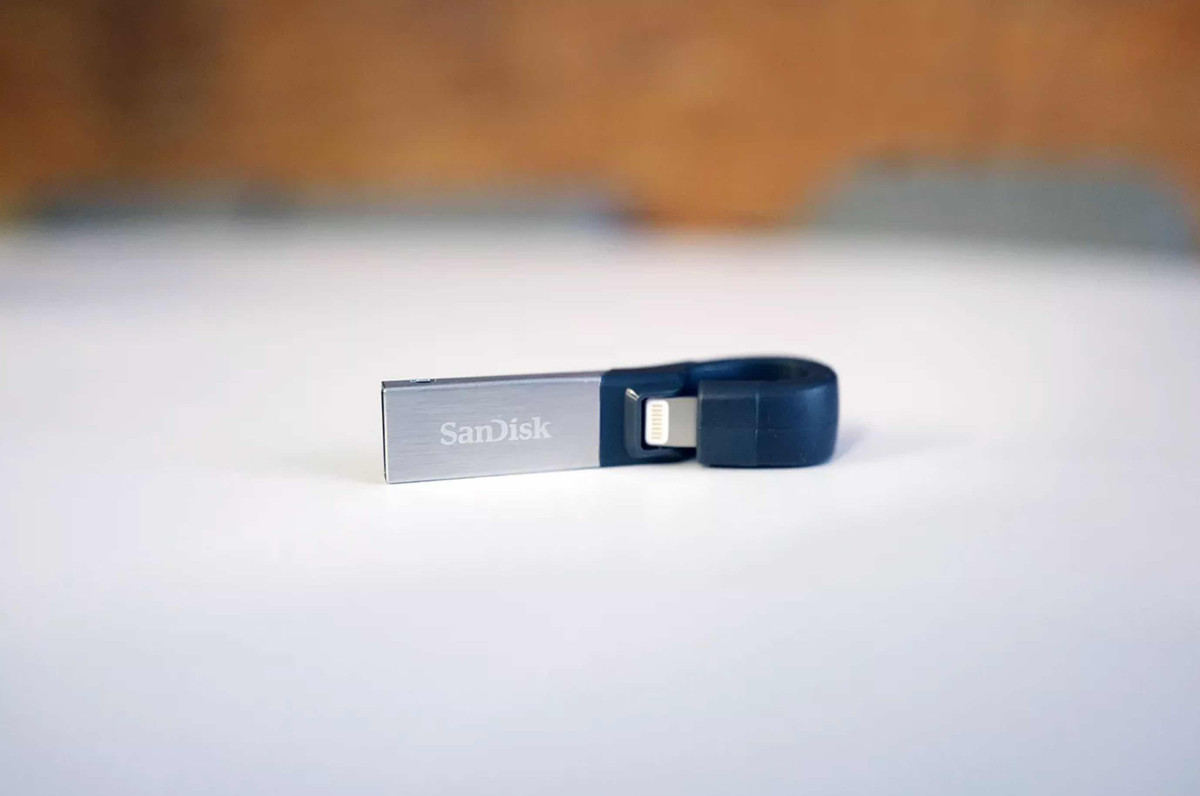  SanDisk iXpand Flash Drive là phụ kiện dành cho người dùng iPhone có bộ nhớ hạn hẹp nhưng nhu cầu lưu trữ cao. Một đầu thiết bị là cổng Lightning để sao lưu ảnh, danh bạ từ iPhone hoặc hình ảnh trên mạng xã hội, đầu kia là cổng USB-A để kết nối với máy tính. Ứng dụng của SanDisk cho phép quản lý file lưu trong thiết bị. Giá bán của iXpand Flash Drive khoảng 800.000 đồng cho tùy chọn bộ nhớ 64 GB. Ảnh: Lifewire.