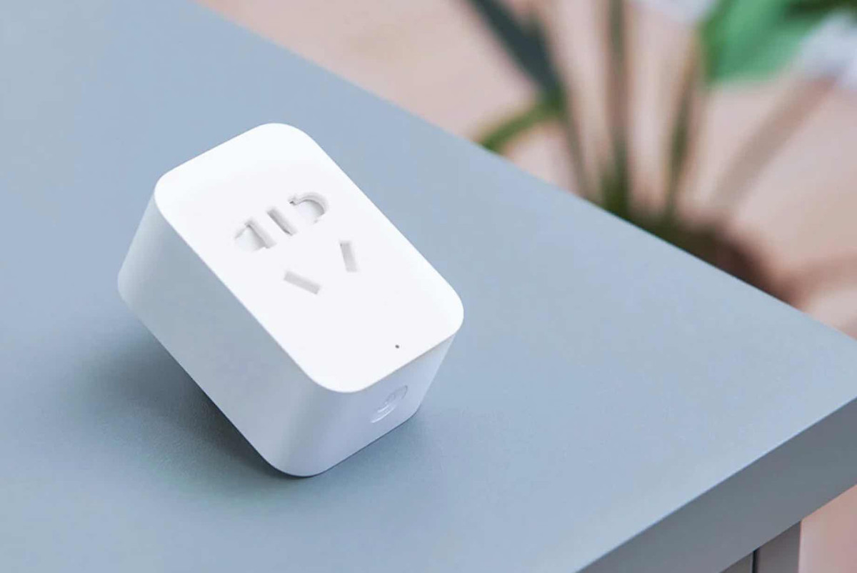 Ổ cắm thông minh Xiaomi Smart Socket 2 có kết nối Wi-Fi cho phép bật tắt, đặt lịch hoạt động, hẹn giờ và theo dõi mức điện tiêu thụ bằng ứng dụng trên smartphone. Phía trên ổ cắm là 2 cổng USB-A để sạc pin hoặc cấp nguồn cho nhiều thiết bị hơn. Ổ cắm có giá khoảng 300.000 đồng, người dùng cần có adapter chuyển từ 3 chấu sang 2 chấu để sử dụng tại Việt Nam. Ảnh: Xiaomi.