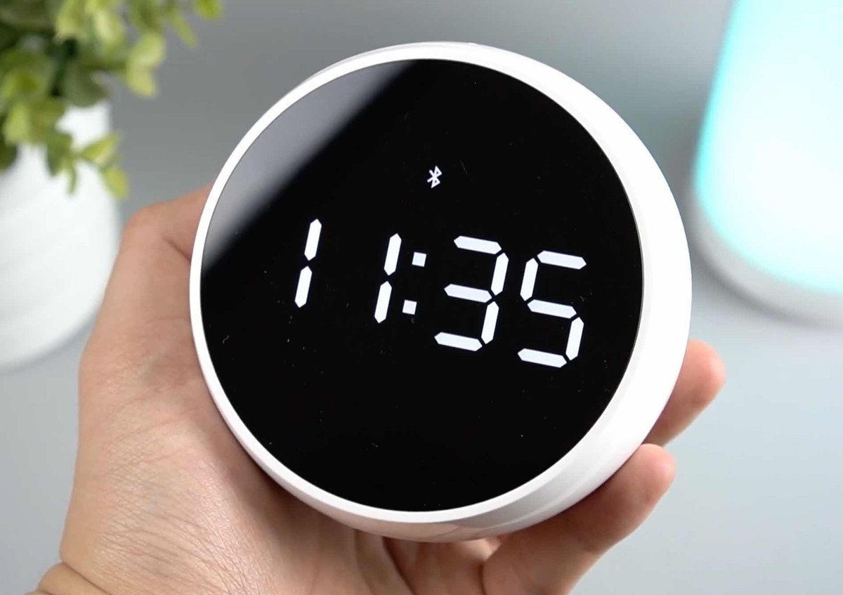 Đồng hồ ZMI NZBT01 có hình tròn, chức năng chính là đồng hồ báo thức nhưng có kết nối Bluetooth để phát nhạc từ smartphone. Thiết bị có màn hình số lớn, cảm biến điều chỉnh độ sáng dựa trên môi trường xung quanh và 30 chuông báo thức khác nhau. Với công suất 5 W, người dùng có thể bật một số bản nhạc êm dịu để thư giãn trước khi ngủ. Thiết bị có thời lượng pin 3 ngày, sạc bằng cổng kết nối phía sau với giá khoảng 550.000 đồng. Ảnh: Thai Superphone.