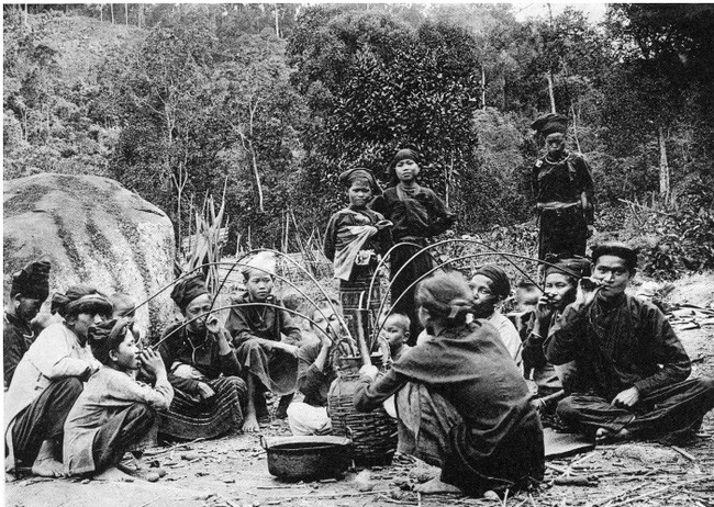 Người Thái ở Thanh Hóa uống rượu sau khi săn được hổ.