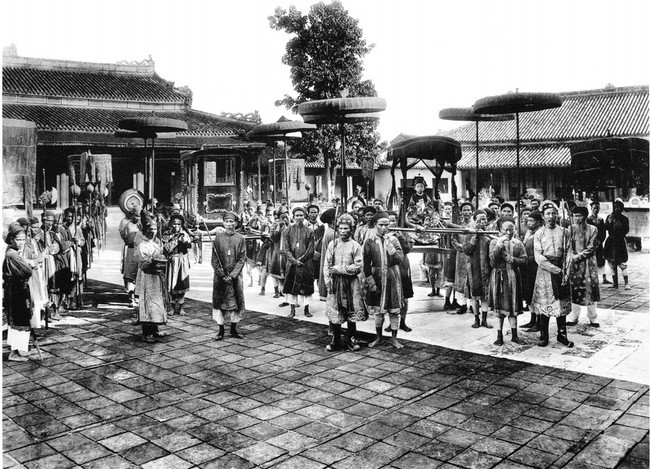 Ảnh chụp vua Duy Tân ngự giá giữa các thị vệ.