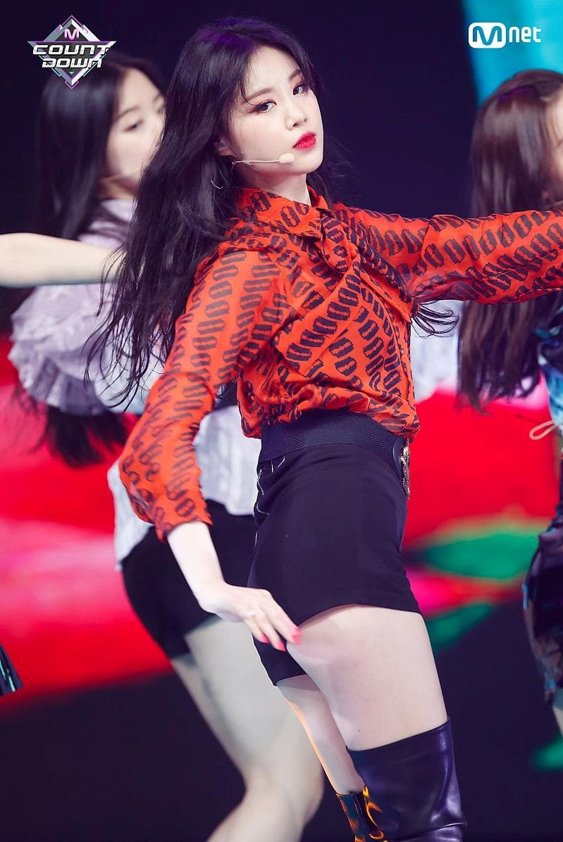 br/> Trong ba năm hoạt động cùng (G)I-DLE, Seo Soo Jin nhiều lần được khen quyến rũ, nhưng cũng vướng phải không ít ý kiến trái chiều về việc mặc hở, thường xuyên xuất hiện với áo ống chỉ vừa che vùng ngực, hoặc quần lộ vòng ba.