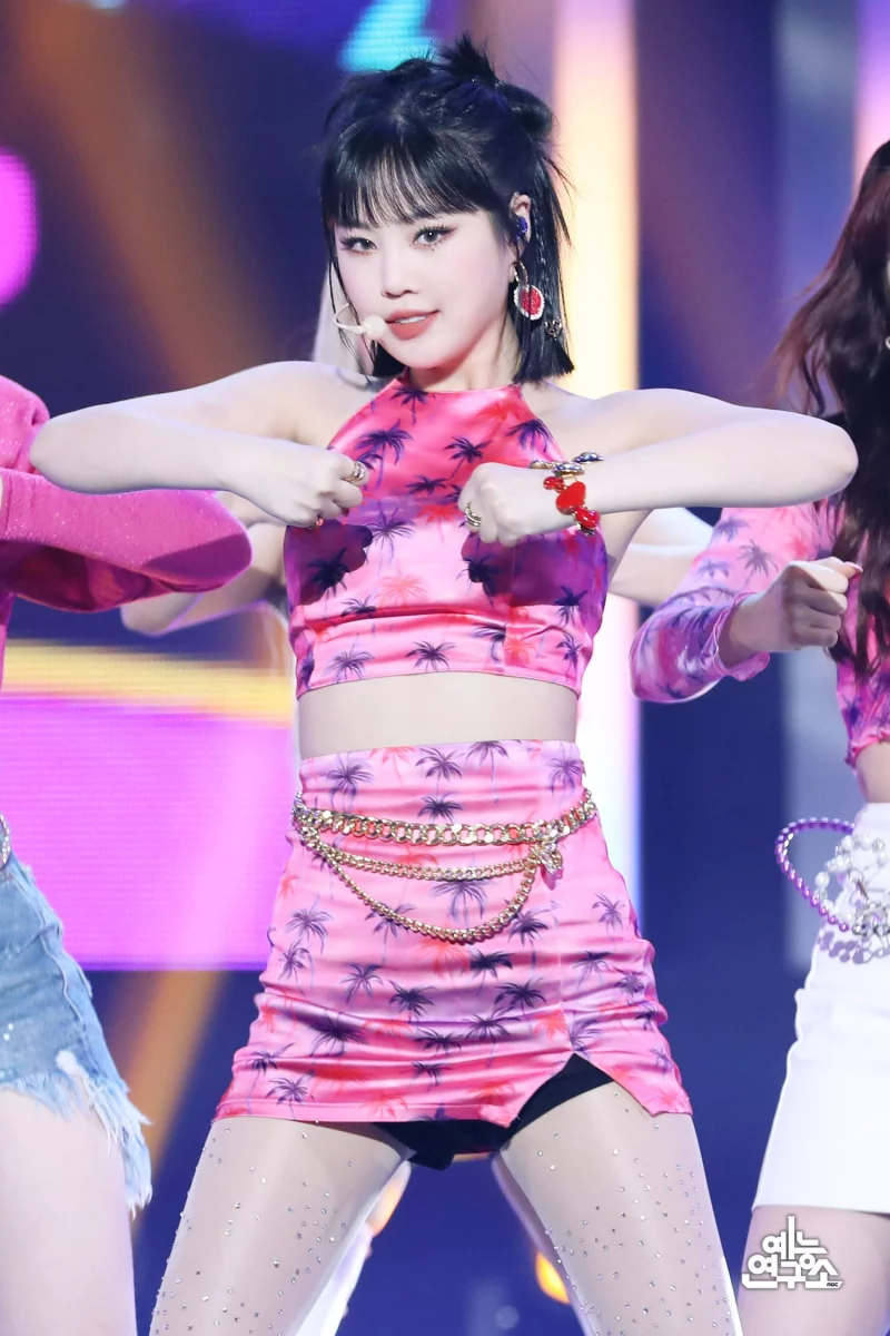 Soo Jin vốn có thân hình gợi cảm, chân thon dài. Do đó, stylist thường chuẩn bị cho cô loạt váy siêu ngắn và bó, để khoe lợi thế đường cong cơ thể và đôi chân quyến rũ. Tuy nhiên, váy quá ngắn, kết hợp những chi tiết cắt xẻ khiến cựu thành viên (G)I-DLE nhiều lần rơi vào tình huống hớ hênh, lộ quần bảo hộ bên trong váy.