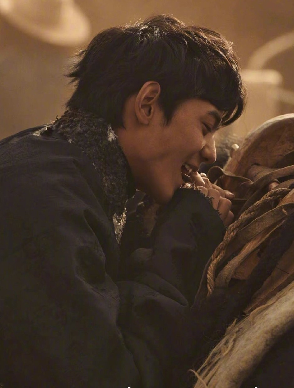 Trát Tây Đinh Chân nổi tiếng khắp Trung Quốc sau khi đoạn video dài 7 giây ghi lại ngoại hình ấn tượng của anh được tung lên mạng xã hội vào tháng 11/2020. Anh chiếm được cảm tình của công chúng nhờ nét đẹp vừa hồn nhiên pha chút hoang dã, làn da đỏ, nụ cười cuốn hút cùng dáng đi đầy khí chất của thanh niên vùng cao nguyên.