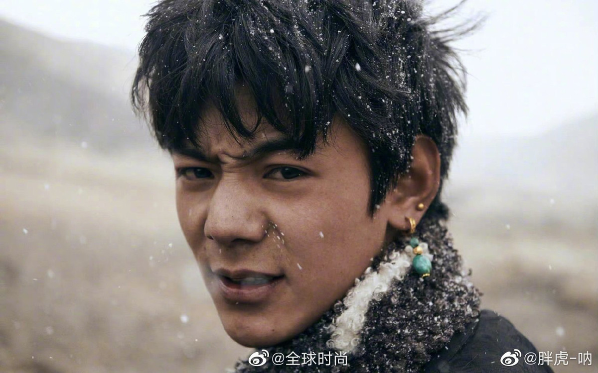 Tháng 4 vừa qua, Đinh Chân là khách mời show Thu - Đông 2021 của nhà thiết kế Hà Mộc, thuộc khuôn khổ Tuần lễ thời trang Thượng Hải. Sau đó ít ngày, anh tham gia sự kiện Bảo vệ thiên nhiên của Liên Hợp Quốc và có bài phát biểu với tư cách đại diện thanh niên.