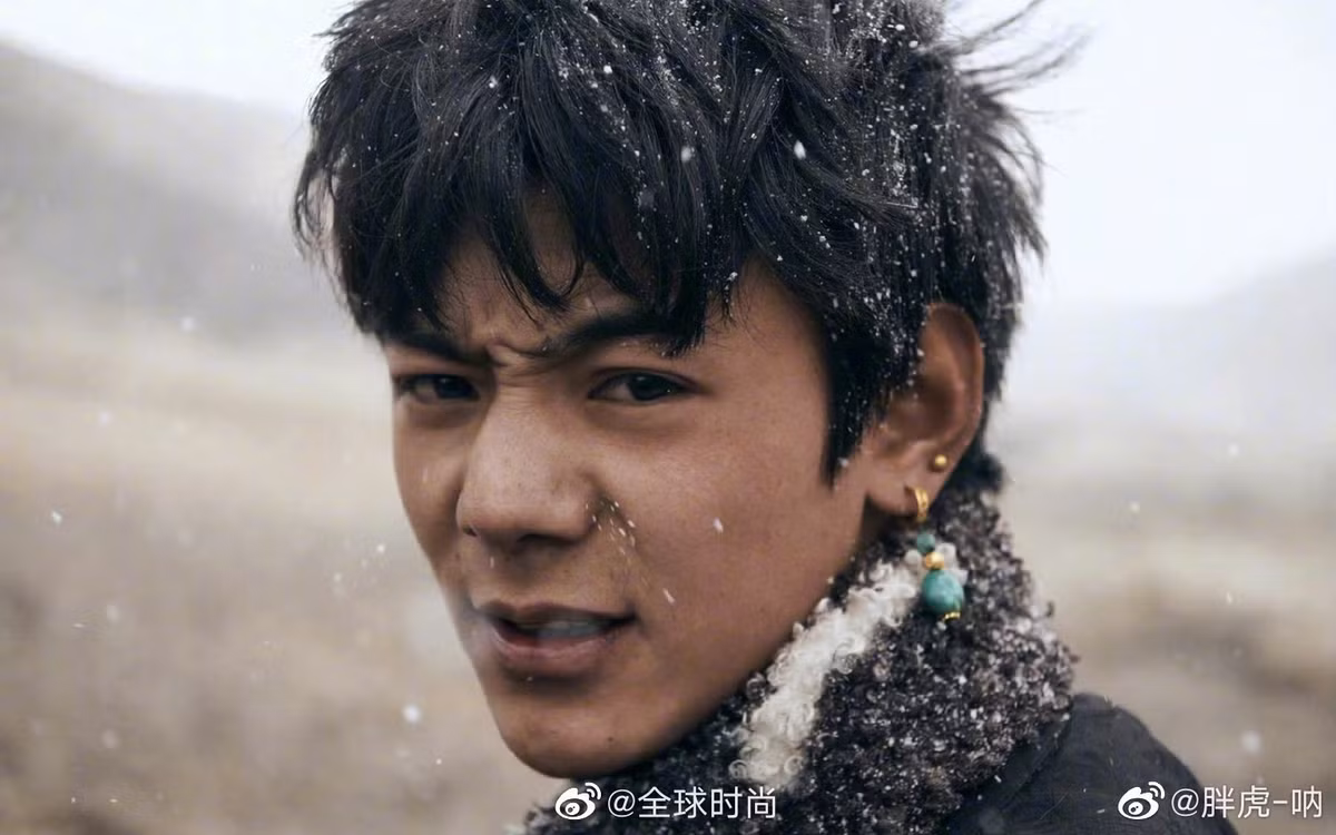 Tháng 4 vừa qua, Đinh Chân là khách mời show Thu - Đông 2021 của nhà thiết kế Hà Mộc, thuộc khuôn khổ Tuần lễ thời trang Thượng Hải. Sau đó ít ngày, anh tham gia sự kiện Bảo vệ thiên nhiên của Liên Hợp Quốc và có bài phát biểu với tư cách đại diện thanh niên.