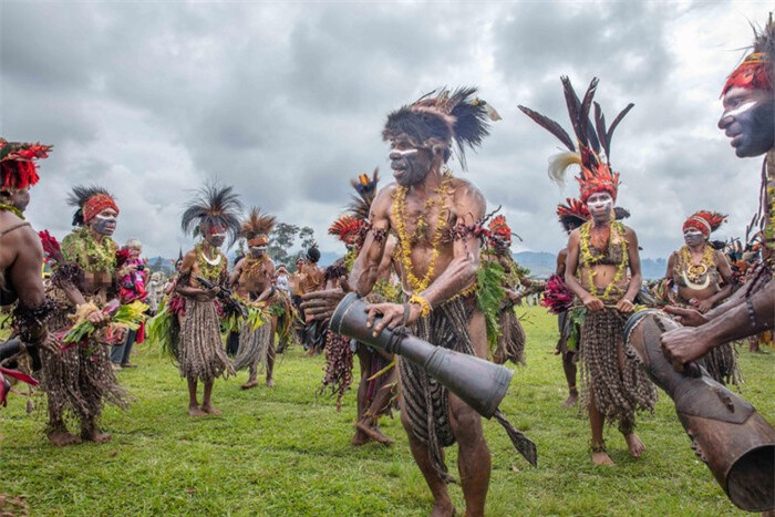 Đây là hoạt động diễn ra hằng năm ở New Guinea, thu hút rất nhiều khách du lịch tới từ nhiều nơi trên thế giới, các bộ tộc sẽ tụ họp, quây quần để hát và nhảy múa cùng nhau.
