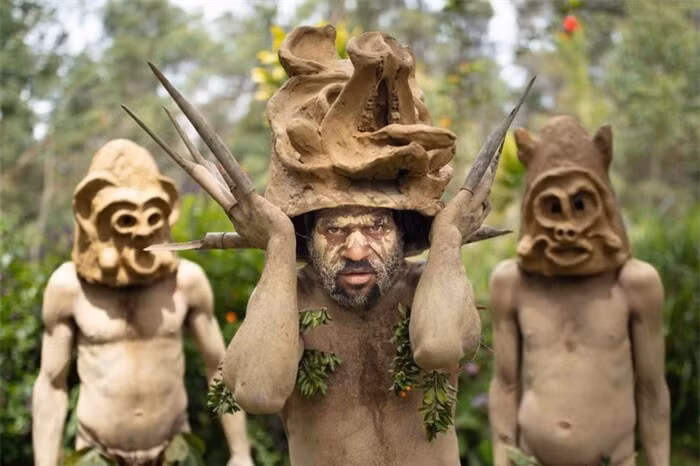Trong ảnh là người bùn Asaro, sống ở vùng cao nguyên phía đông Papua New Guinea, họ nhào nặn những chiếc mặt nạ từ bùn để bày tỏ lòng kính trọng với các vị thần linh của mình. Những chiếc mặt nạ gớm ghiếc này được trang trí bằng răng lợn và vỏ sò, vỏ ốc.