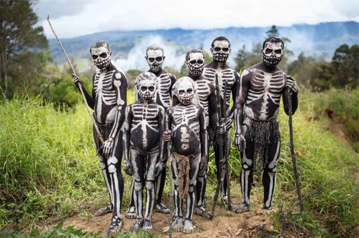 Bằng con mắt nghệ thuật của mình, nhiếp ảnh gia Oxford, Jeremy Flint, 42 tuổi, đã khắc họa rất chi tiết và sinh động phong tục, văn hóa truyền thống của những tộc người sinh sống trên quốc đảo Papua New Guinea. Người Chimbu sống ở vùng núi có độ cao lên tới 2.377 m so với mực nước biển. Trong ảnh là những xác sống, hình ảnh bộ xương người được vẽ trực tiếp lên cơ thể hiện nay mang tính trang trí, hóa trang cho các lễ hội văn hóa hơn là để đe dọa đối thủ. 