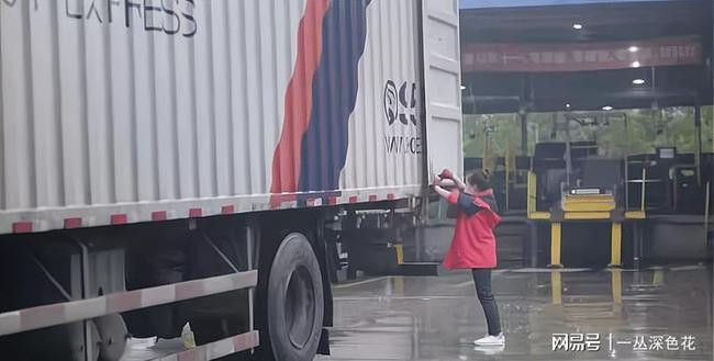 Từng bị chôn vùi bởi hôn nhân địa ngục, người phụ nữ vùng mình trốn chạy - Hình 4 Tung bi chon vui boi hon nhan dia nguc, nguoi phu nu vung minh tron chay-Hinh-4