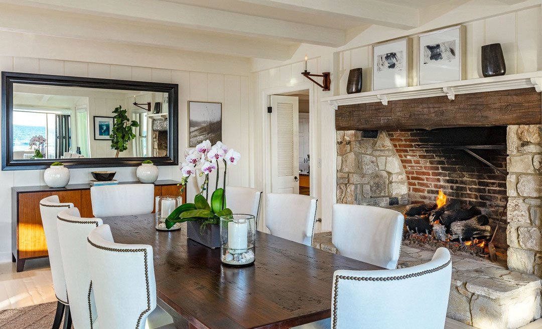 Phòng ăn chính trang nhã, ấm cúng, nổi bật với chiếc lò sưởi cỡ lớn có thiết kế cổ điển, mộc mạc.