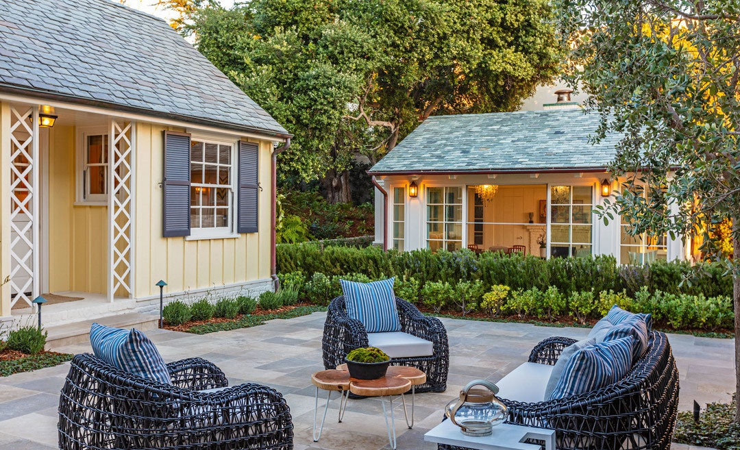 Khu vực nhà khách cũng được trang bị đầy đủ tiện nghi hiện đại, cao cấp.