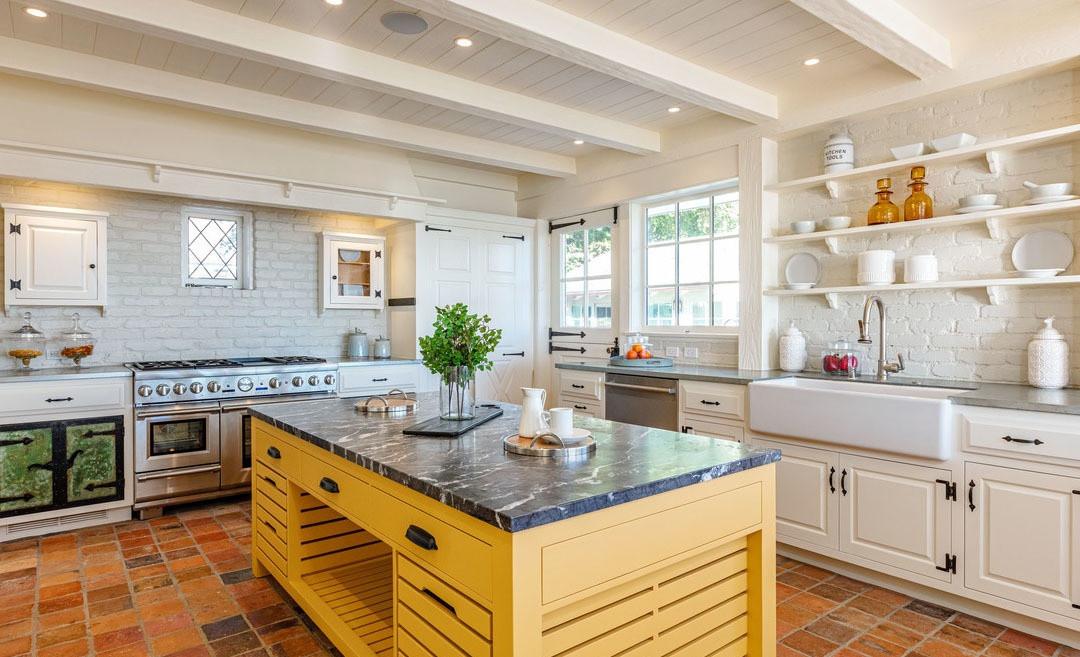 Nhà bếp rộng rãi, thông thoáng. Điểm nhấn tại đây là chiếc bàn đảo ở trung tâm căn phòng được sơn màu vàng hoàng yến.