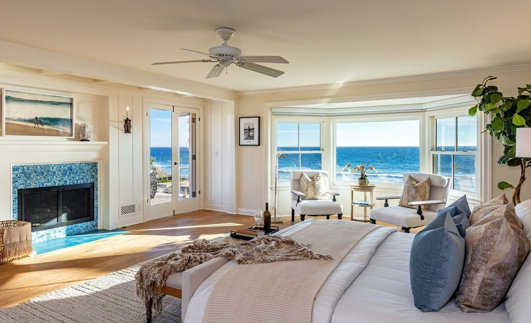 Phòng ngủ chính sáng sủa, thanh lịch, mang những gam màu nhẹ nhàng, tạo cảm giác dễ chịu. Căn phòng được tích hợp với ban công và phòng tắm.