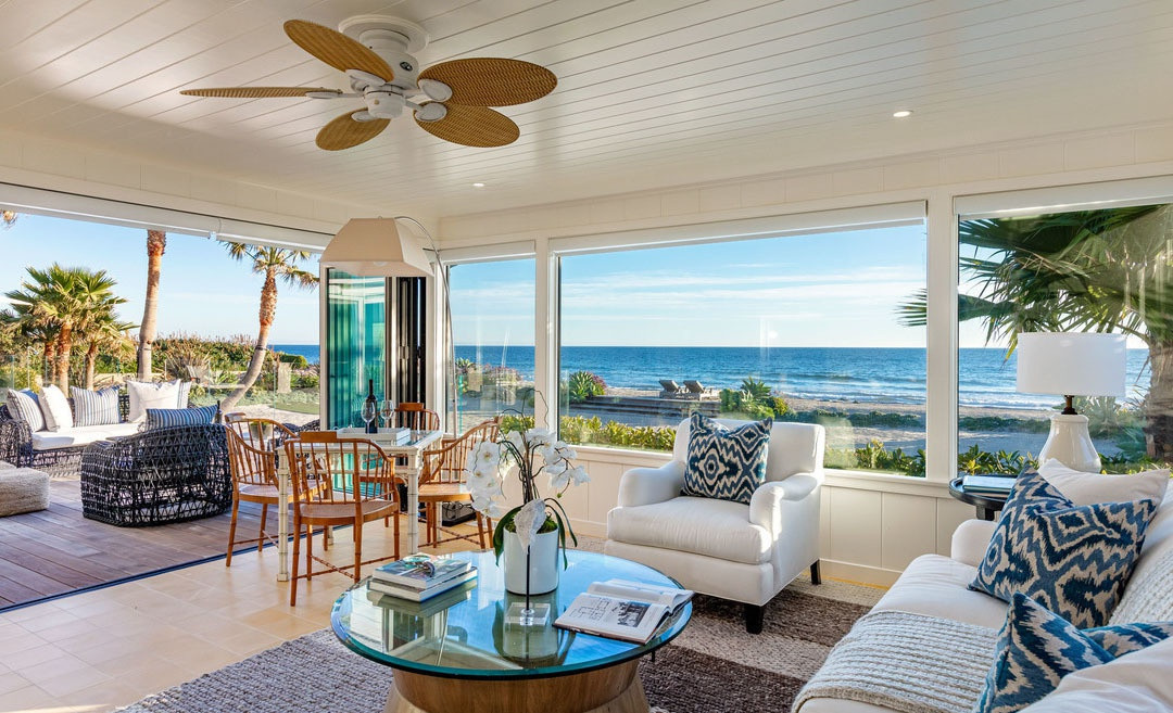 Phòng khách rộng lớn, thoáng đãng, được thiết kế cởi mở để đem đến sự hài hoà cho không gian bên trong và bên ngoài. Các ô cửa kính mang lại ánh sáng tự nhiên và cảnh sắc đại dương.