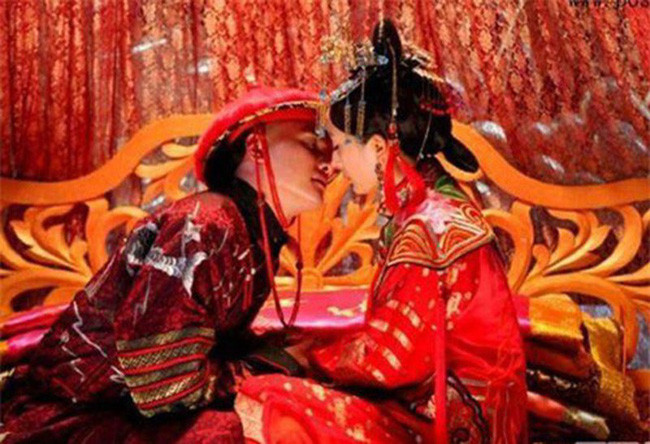 Các thủ tục lúc “động phòng” của các bậc hoàng đế - Hình 3 Cac thu tuc luc “dong phong” cua cac bac hoang de-Hinh-3