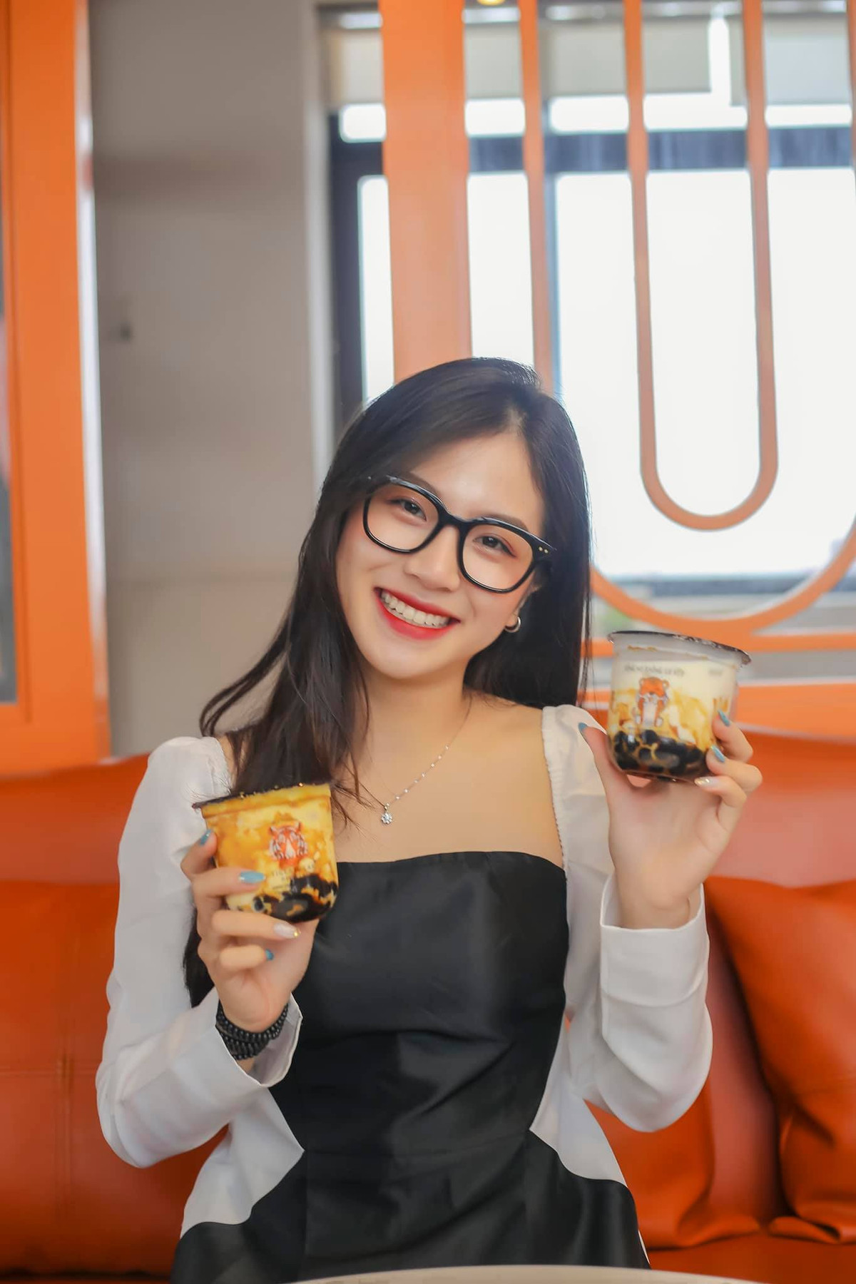 Cô gái cũng đam mê trà sữa như các bạn đồng trang lứa.