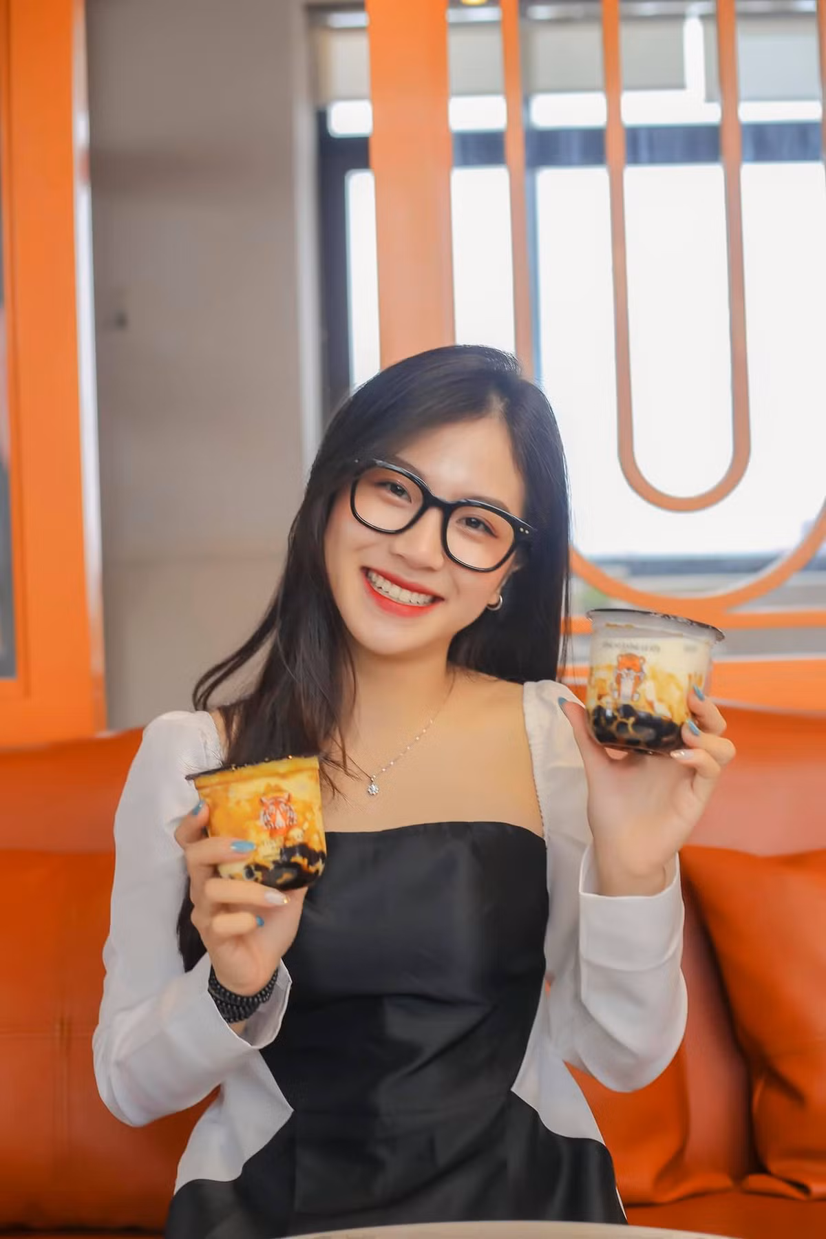 Cô gái cũng đam mê trà sữa như các bạn đồng trang lứa.