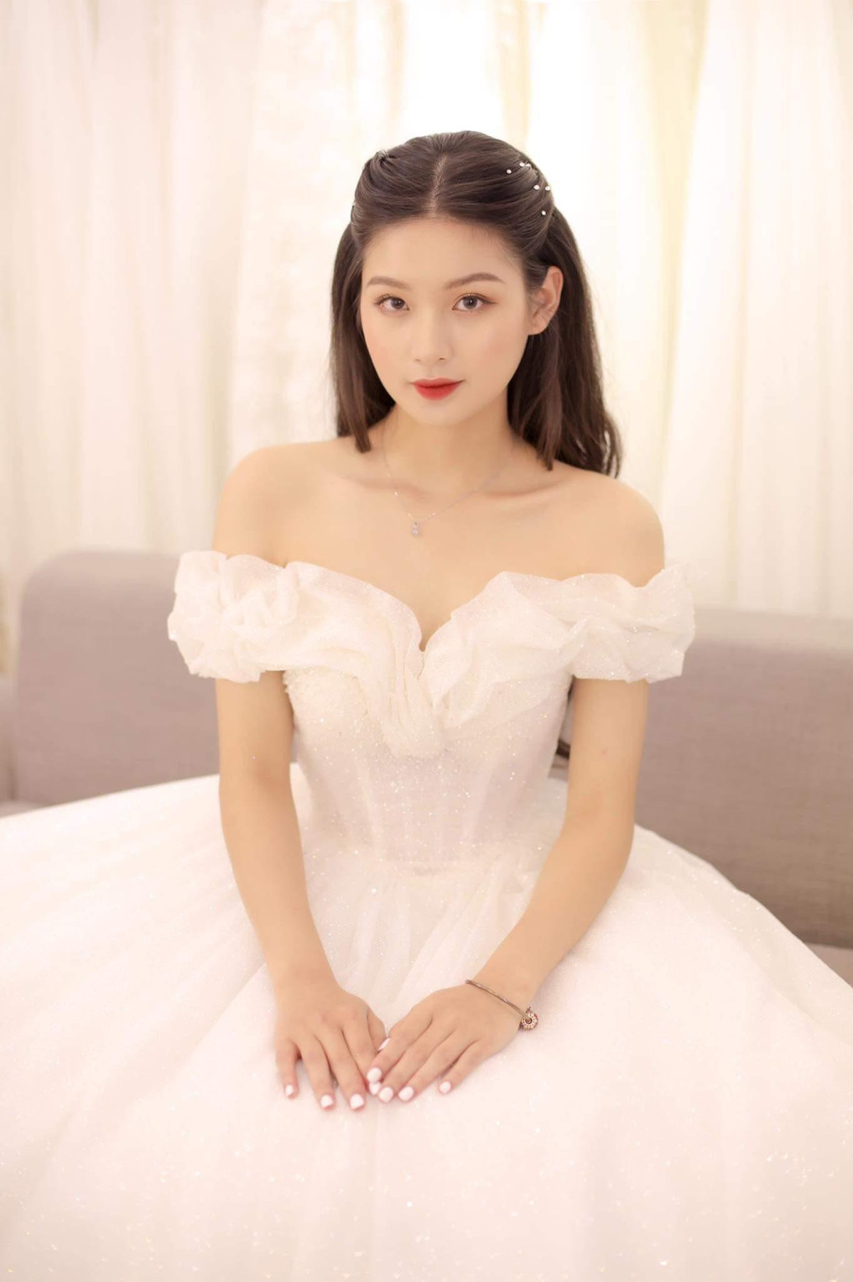 Nhưng mình chỉ coi việc chụp ảnh là để giải trí chứ không có ý định theo nghề này. Đối với mình, tới thời điểm hiện tại, học tập vẫn là quan trọng nhất!”