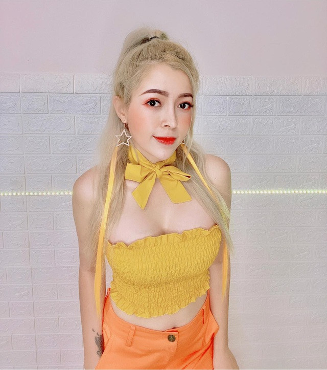 Bên cạnh đó, cô nàng tài năng này còn thường xuyên chia sẻ các video lên tiếng cho phái nữ, hướng dẫn cách tự vệ khi ra đường, các bí quyết để trở nên tự tin, xinh đẹp và bản lĩnh hơn.